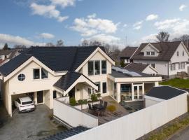 Villa Stavanger 5 bedrooms 5 bathrooms and large swimming pool, hotel Stavangerben
