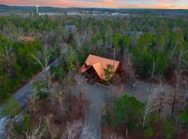 Wide Glide Lodge - In-home Movie Room, Hot Tub and Large 1-acre property with Playset