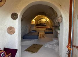échappée troglodyte unique โรงแรมในTūjān