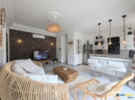 Chic apart with parking and balcony, hotel v destinaci Yaoundé