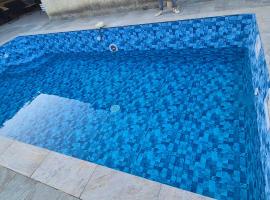 villa familiale piscine privé sans vis à vis, hotel v destinácii Bages