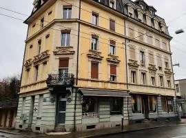 Grand Host Modern Duplex with Balcony Free Parking and near Lake