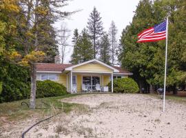 Cozy Baileys Harbor Cottage on Lake Michigan!、ベイリーズ・ハーバーのホテル