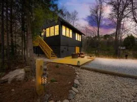 Couples Retreat, Yard Games, Firepit, Paddleboards
