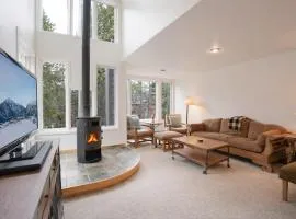 River Glen Streamside Condo: Stroll To Main St, Shuttle Stop