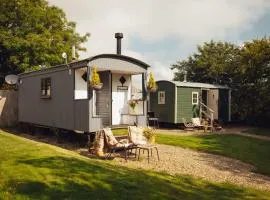Lomu - Cosy Coastal Shepherd's Hut with Log-Burner and WiFi