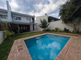 Victoria Falls Modern 3 Bed Villa Private Pool, hotel sa Victoria Falls