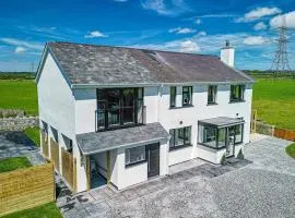 Luxe Escape with Hot Tub, Games Room and 10 min to Sea