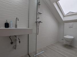 Spacious Condo w Terrace & Piano, Hotel in Sesvete
