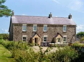Spacious Farmhouse Retreat with Hot Tub, sleeps 12