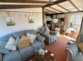 Beautiful Rural Holiday Chalet With Hot tub and Igloo cinema