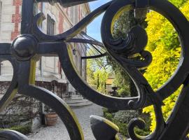 La HALTE des CAVALIERS، فندق في كومبيان