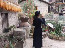 Dam Thuy에 위치한 호텔 Triệu hoan homestay nhà sàn cổ tại làng đá cổ Khuổi ky