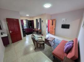 Modern 2BR Apt with Kitchen FAST WIFI AC in North Paramaribo, Hotel in Paramaribo