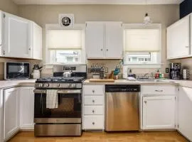 Darling Downtown 3BR Grill Patio Walk to Downtown Beach