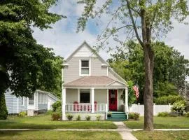 Darling Downtown 3BR Grill Patio Walk to Downtown Beach