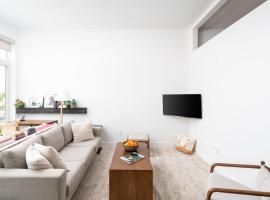 Modern Luxury 1BR Apt with Rooftop, Gym, and Parking, hotel u gradu Milvoki
