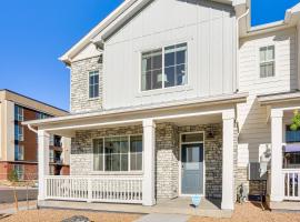 Work, Play & Explore Denver! Townhome Near Airport, Hotel in Aurora