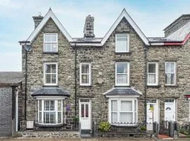 Glanrhyd Townhouse in Central Dolgellau with Parking and Bike Storage