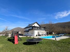 Lika Relax and Party House with sauna, jacuzzi and outdoor heated swimming pool, hotel a Lovinac