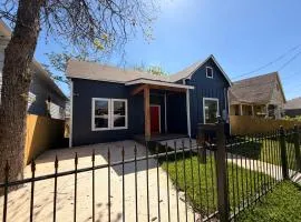 Modern home minutes from Downtown San Antonio I Sleeps 7