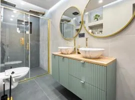 Central 4BR Apartment - Sleeps 12 - Luxury Stay