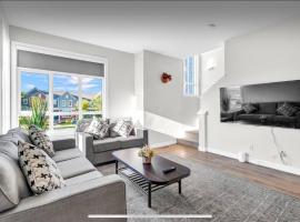 Modern 3 BR Townhouse, hotel em Bélanger