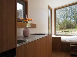 Moderne Cabin mit See- und Wiesenzugang