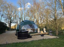 Cherry Tree Dome, Hotel in Smeeth
