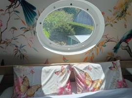 Le clos des papillons, Hotel in Carly