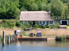 Seedorf Hideaway, Reethaus mit Garten und Privatsteg, Kamin, Sauna und Hot Tub