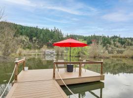 Private Pond and Dock! Cozy Cabin in Southern Oregon, Hotel in Oakland