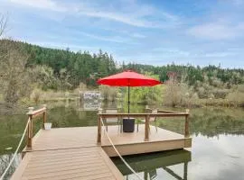 Private Pond and Dock! Cozy Cabin in Southern Oregon