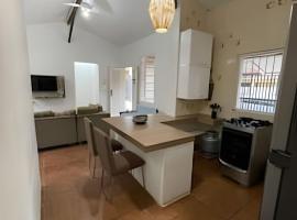 Casa Espaçosa a 150m da Praia das Toninhas: Ubatuba'da bir otel