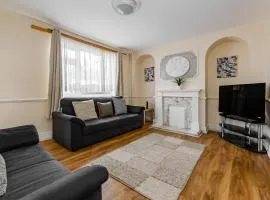 Spacious 3BR Home Parking Sleeps 6 Garden