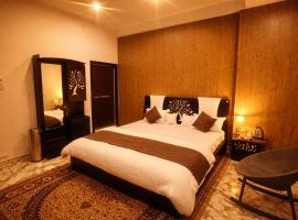 The Comfort Crest - Home Stay 2 Bedroom Family Suite with Living room, hotel i Bodh Gaya
