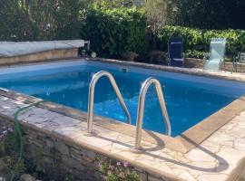 appartement tout équipé 2 chambres avec piscine, hôtel à Mudaison