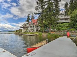 Huvila Haven Lake Front Home with Dock and Hot Tub, hotelli kohteessa Newman Lake