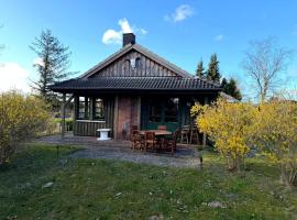 Wooden Western Lodge Tiny Haus, Hotel in Brekendorf