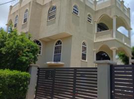 Modern West Coast Villa with Patios & Sunset Views, hotel u gradu 'Saint James'