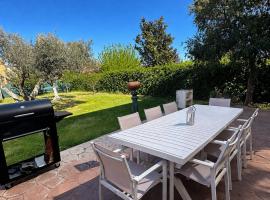 Amplio y Comodo Chalet en Zaragoza con pistas de tenis, hotel di Zaragoza