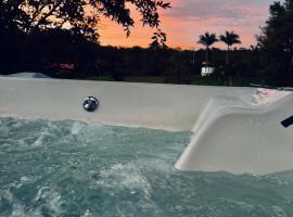 Cabaña flores en la colina - jacuzzi, hotel en Barbosa