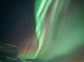 Modern Cabin with Hot Tub & Mountain views, hótel á Varmalandi