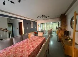 CASA PARA DOS A OCHO PERSONAS CON ESTACIONAMIENTO PARA DOS AUTOS Y DESAYUNO o MERIENDA INCLUIDO