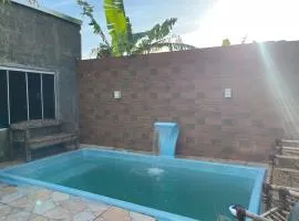 Casa com 2 quartos, piscina c aquecimento solar, sinuca e churrasqueira perto da praia