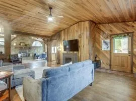 Great for Groups! Spacious Melcroft Home with Deck