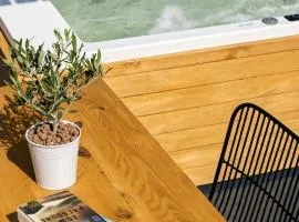 Dome suite,hot tub,sea view in Firostefani!