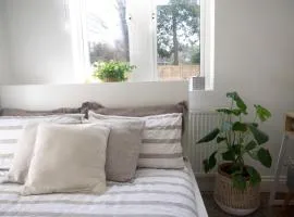 Cosy and Bright Double Room with Ensuite Bathroom