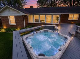 Indianapolis में, होटल Serene Ivy Hills Home with Hot Tub & Screened Porch-Family Friendly