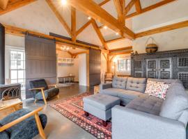 Hike, Bike, & Explore: Vermont Family Farmhouse!, hotel u gradu 'New Haven'